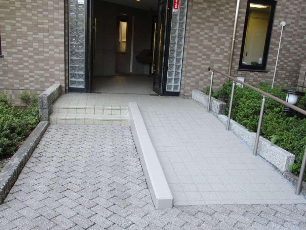 プリンスハイツ鳥居松 イメージアップ工事前（工事概要：スロープ設置）完成後