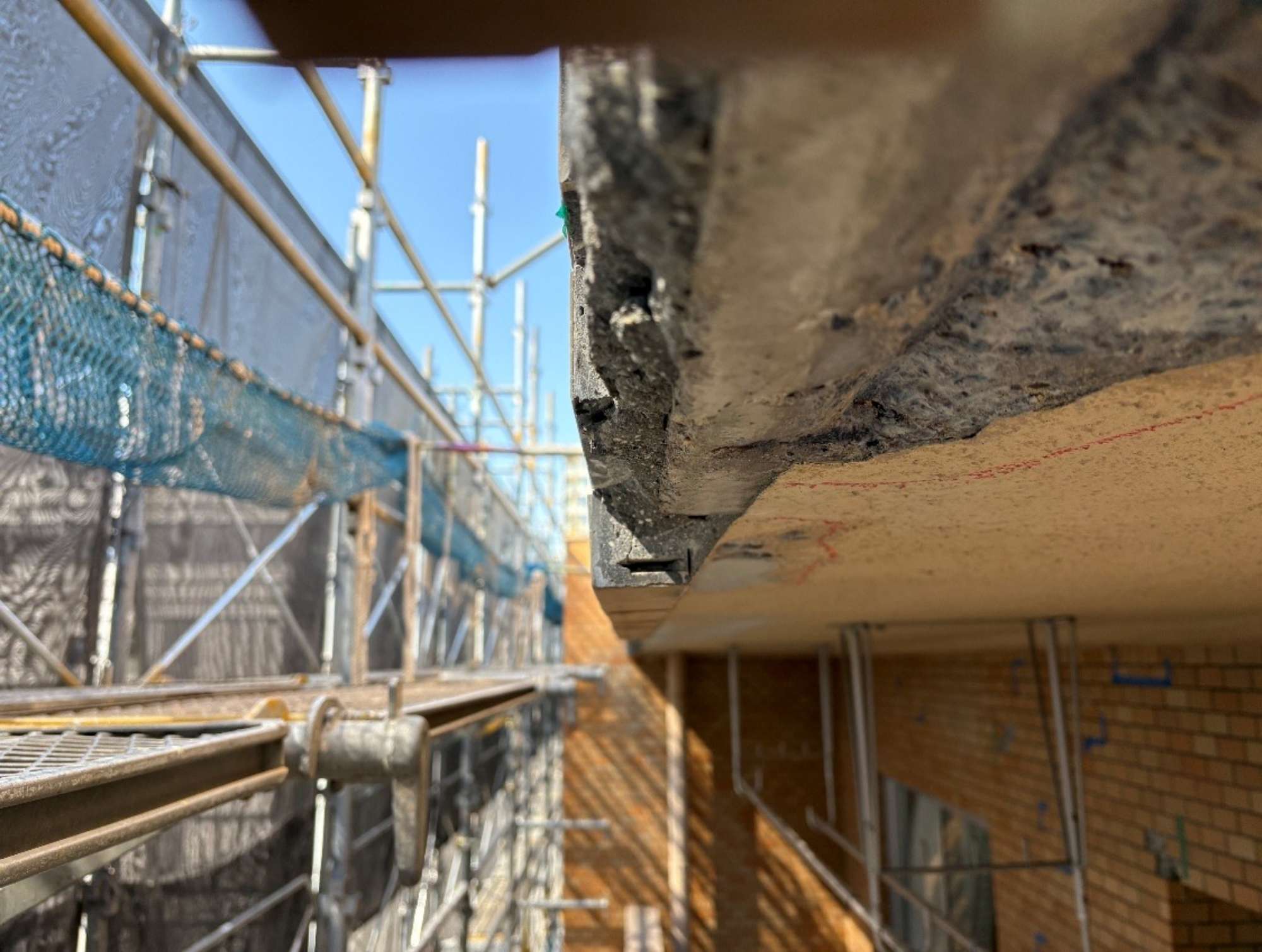 ライオンズマンション東桜 大規模修繕工事の工事中　剥落対策1