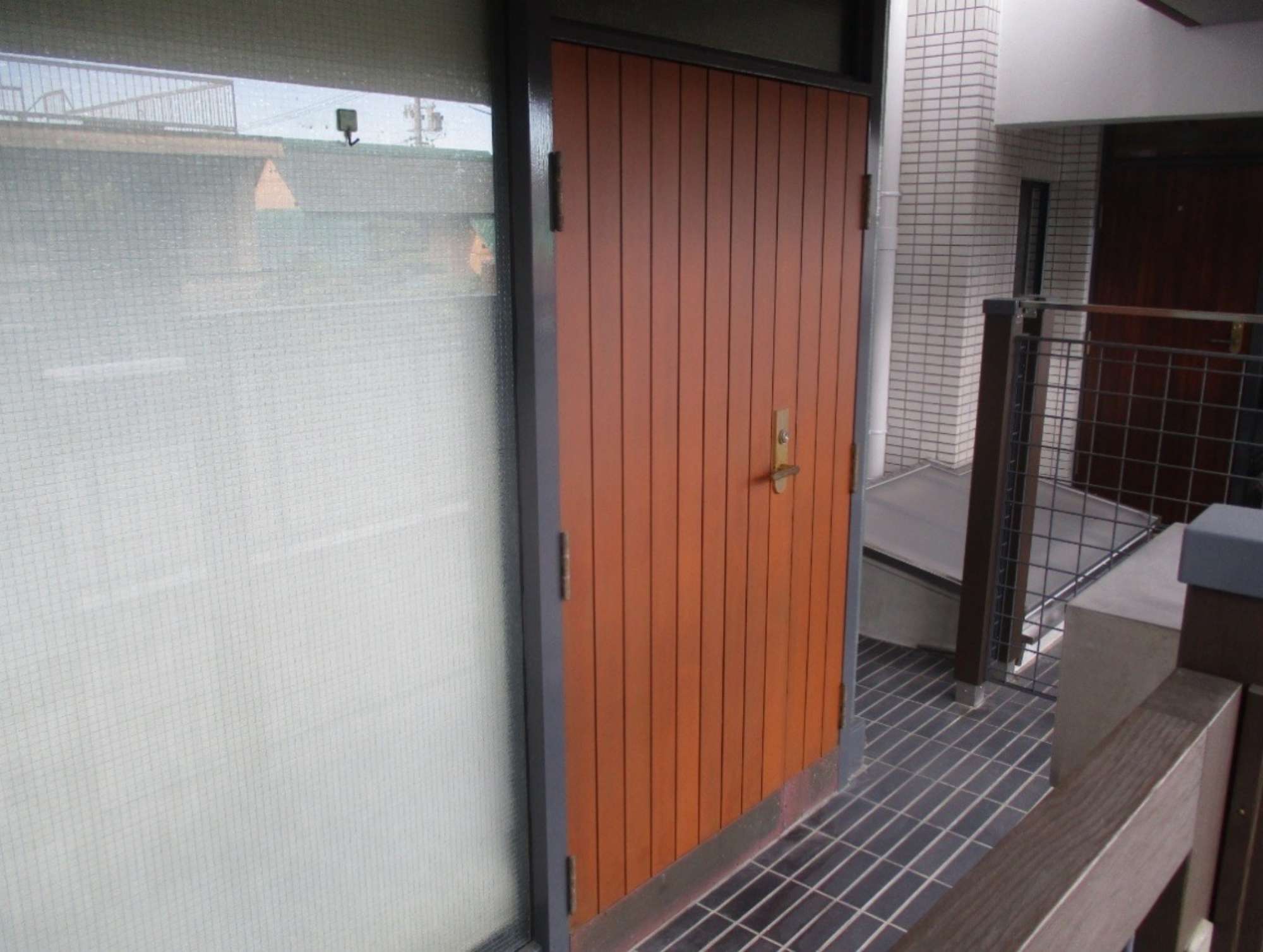 グラデュー清水ヶ岡マンション 大規模修繕工事の工事後　木製玄関扉